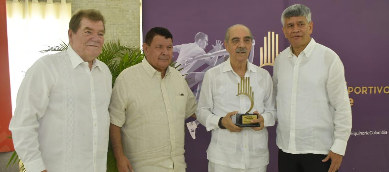 Helmut Bellingrodt y Efraín Peñate, premiados en 2023, acompañados de Guillermo Cepeda y Estewil Quesada. 