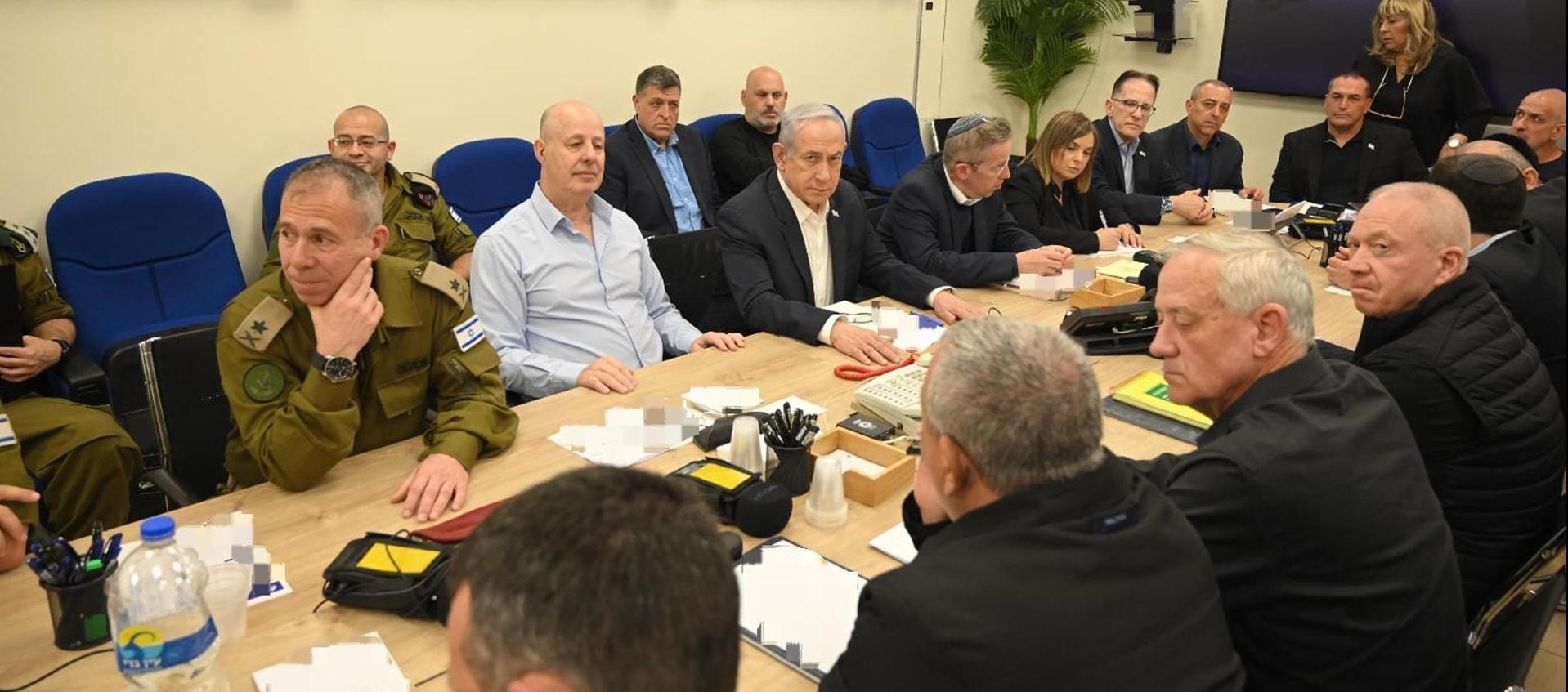 Benjamín Netanyahu en la reunión extraordinaria con el 'Gabinete de guerra'.