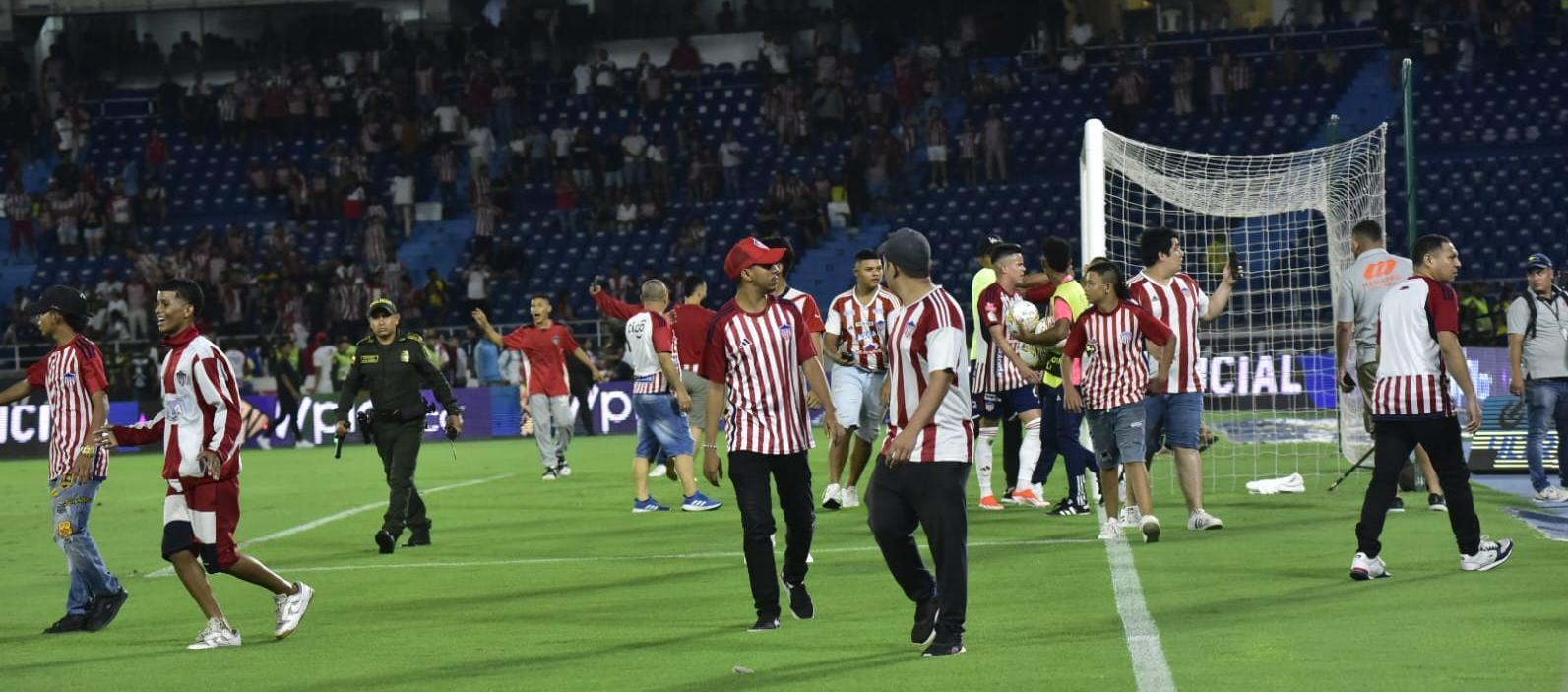 La invasión de la cancha por aficionados del Junior produjo que el partido contra Bucaramanga estuviera suspendido durante 35 minutos.