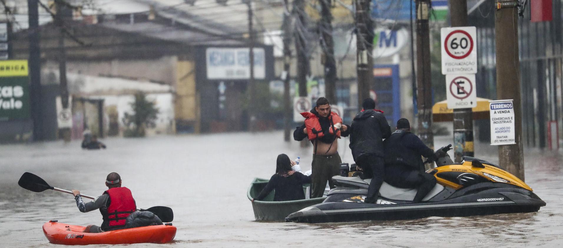 Equipos de rescates en medio de las inundaciones. 