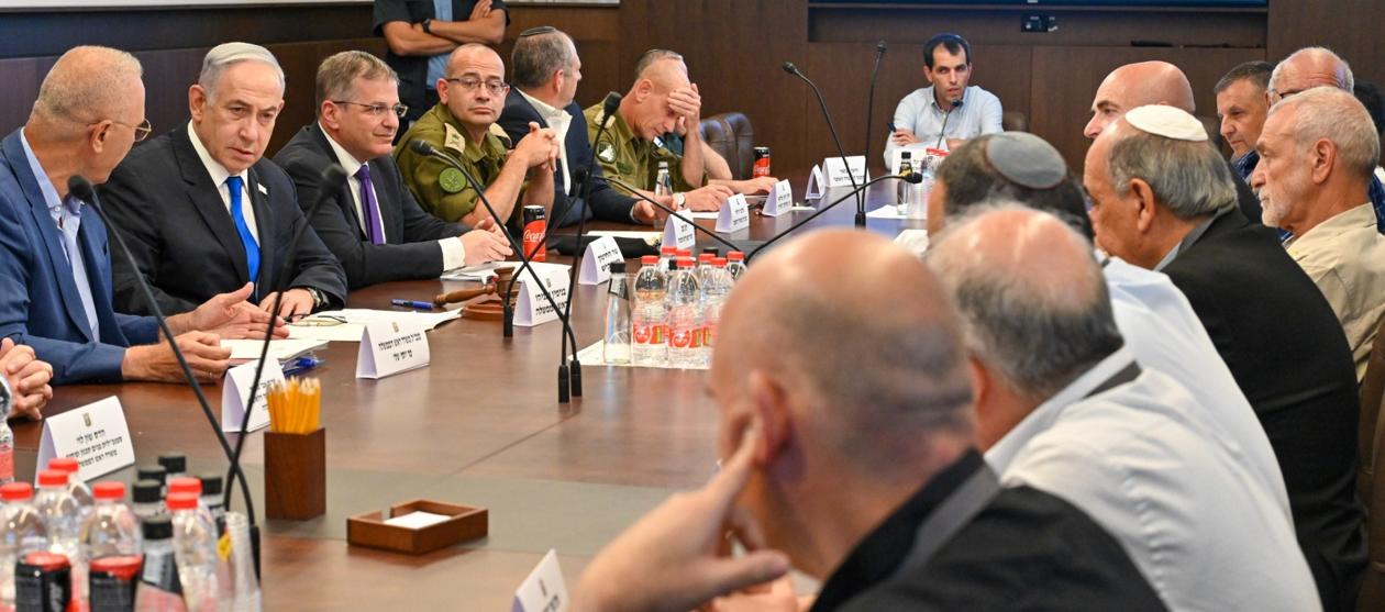 Benjamín Netanyahu dirigiendo una reunión.