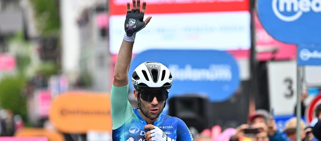 El italiano Andrea Vendrame logró la segunda victoria de su carrera en el Giro. 