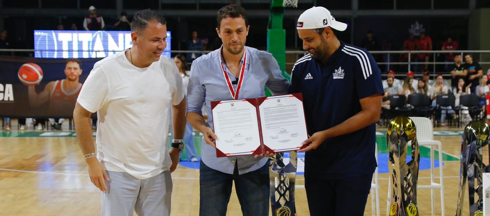 El homenajeado Gianluca Bacci con los diputados Harry Canedo y Estéfano González. 