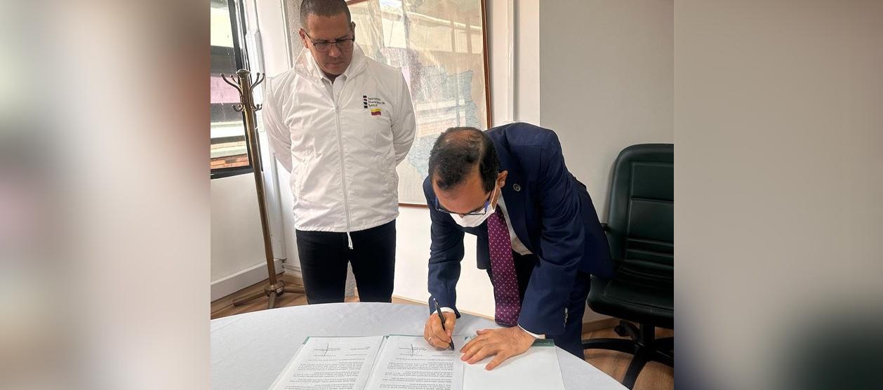  El rector de la Universidad Simón Bolívar, José Consuegra Bolívar, y el director general del INS, Giovanny Rubiano, firman el convenio.