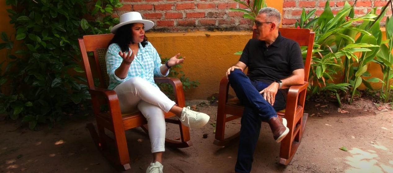 Imera Mejía en animado diálogo con el periodista Jorge Cura