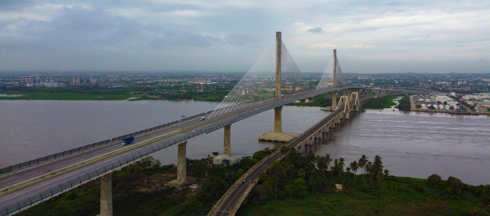 El puente Pumarejo inaugurado en 1974 y el moderno, el del año 2019.