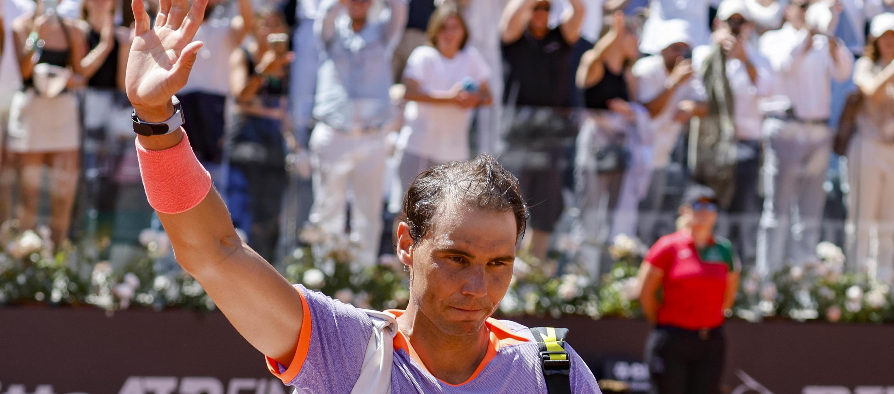 Rafael Nadal se despide del público tras caer eliminado ante el polaco Hubert Hurkacz.