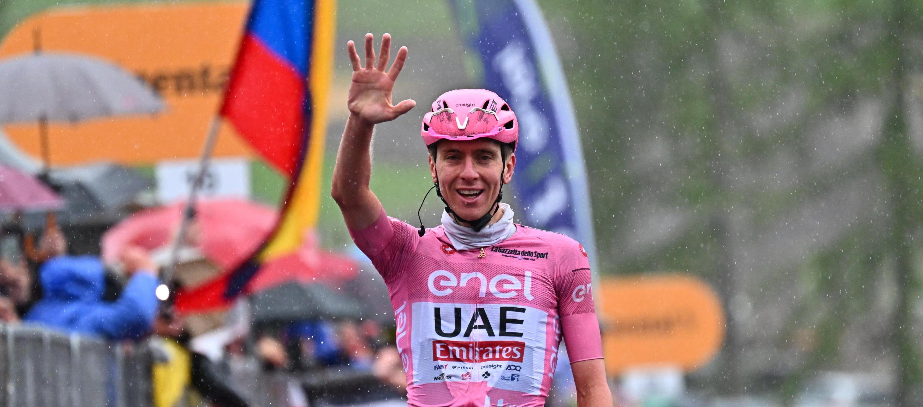 Tadej Pogacar muestra en sumano derecha el número de etapas ganadas en el Giro de Italia. 