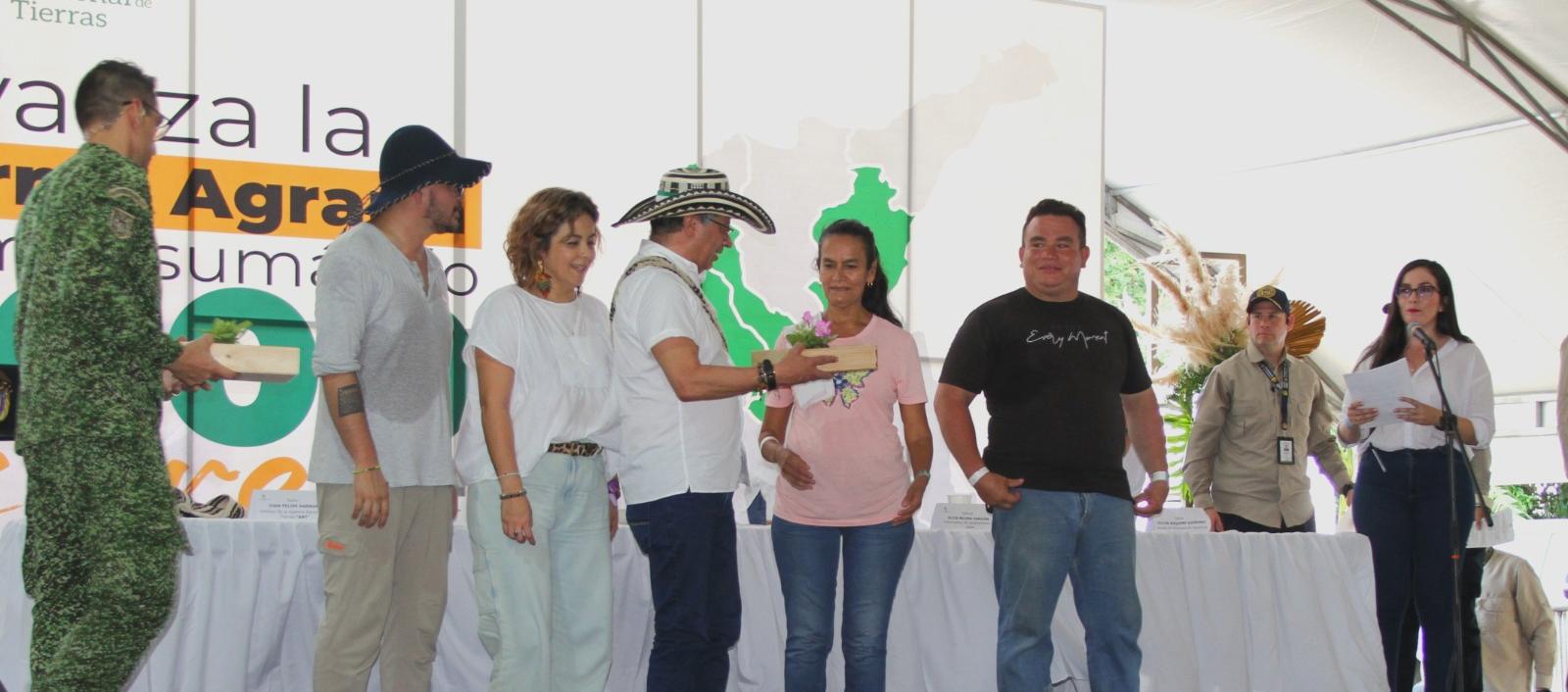 El Presidente Gustavo Petro en una entrega de predios de la ANT.