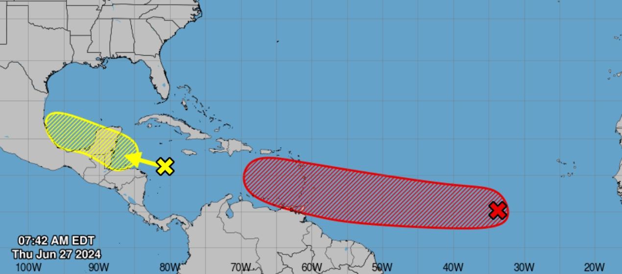 La X roja donde se sitúa la onda tropical que podría convertirse en tormenta.  