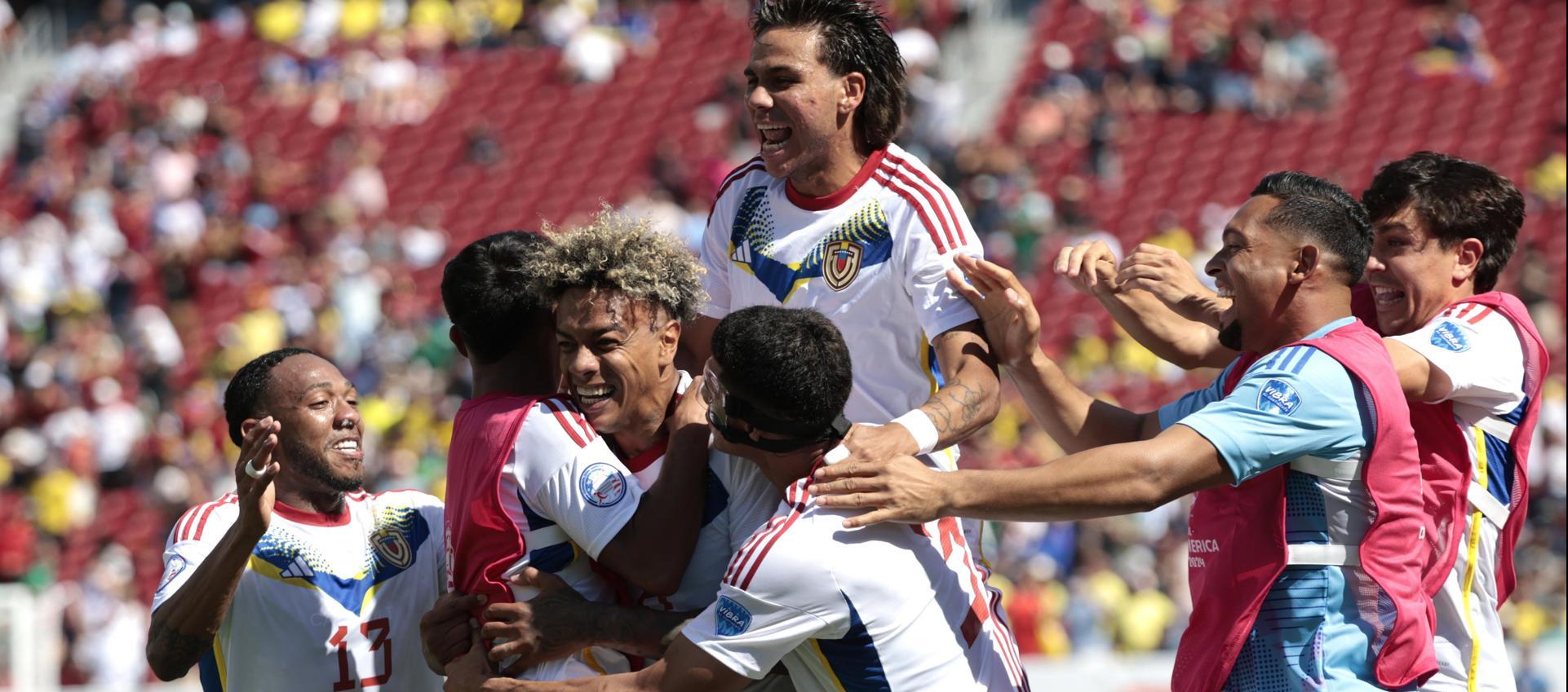 Selección de Venezuela celebrando el triunfo. 