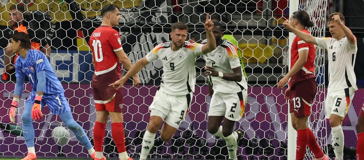Niclas Füllkrug corre a celebrar tras marcar el gol del empate de Alemania ante Suiza.