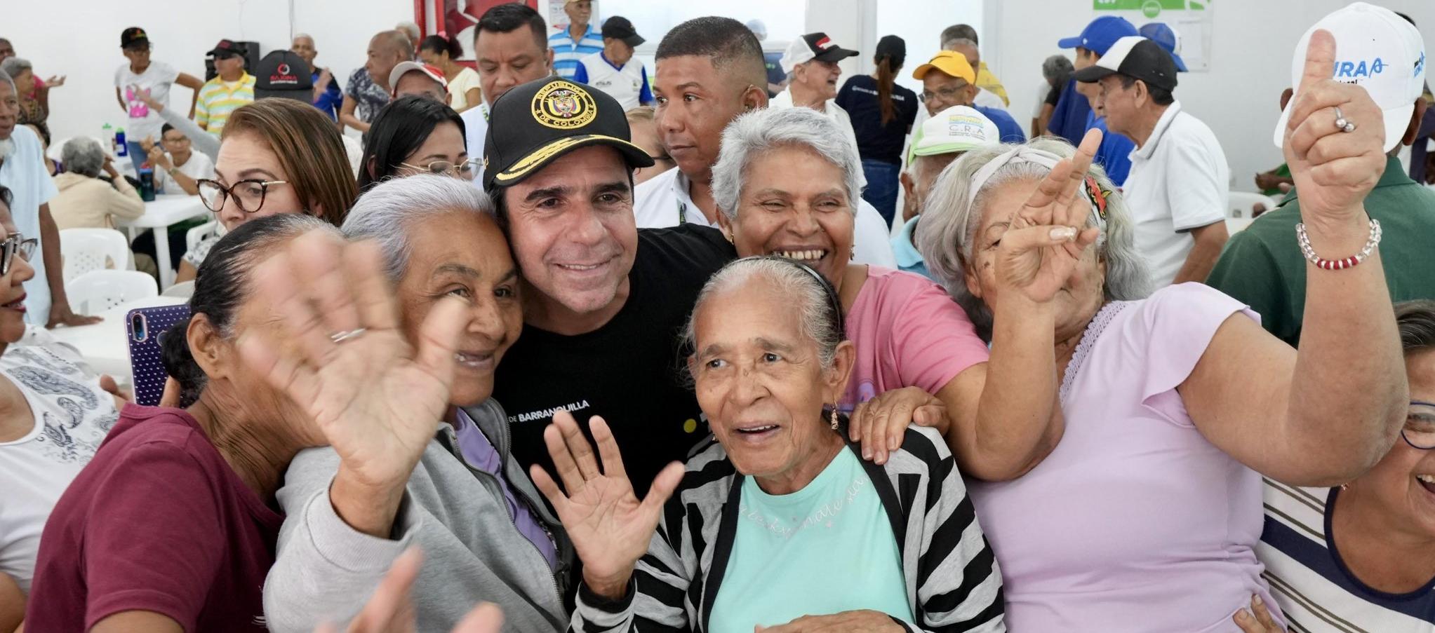 El alcalde Alejandro Char posa con abuelos del centro de vida del barrio El Santuario