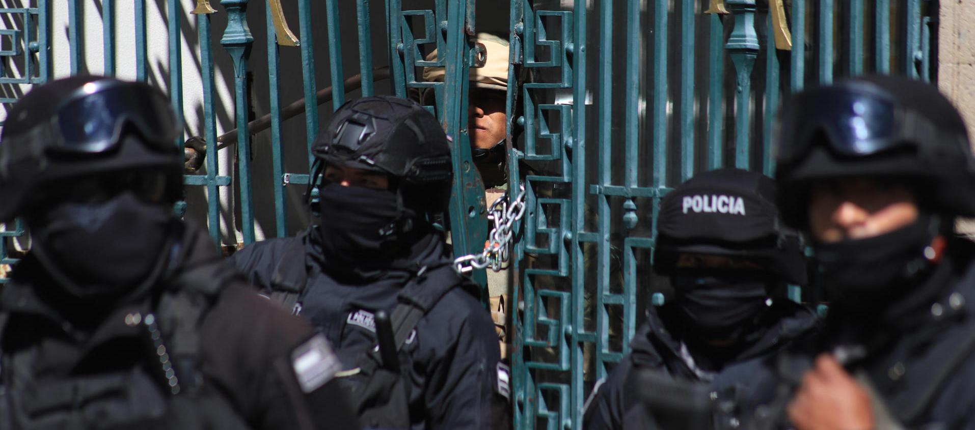Policías custodian el Palacio de Gobierno este jueves, en La Paz, Bolivia