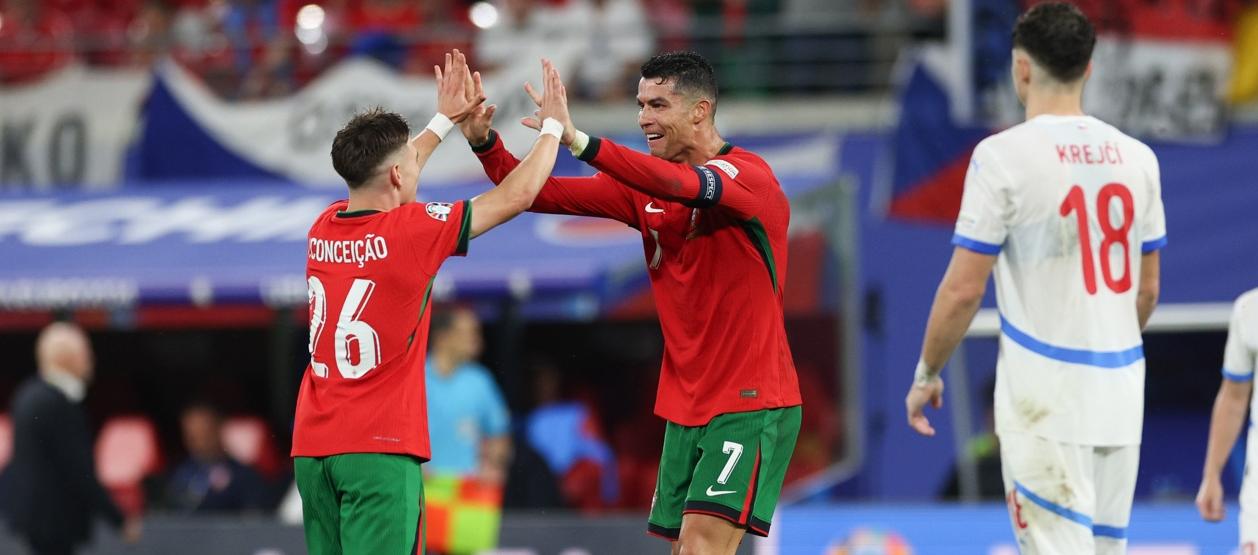 Cristiano Ronaldo felicita a Francisco Conçeicao, autor del gol de la victoria de Portugal.