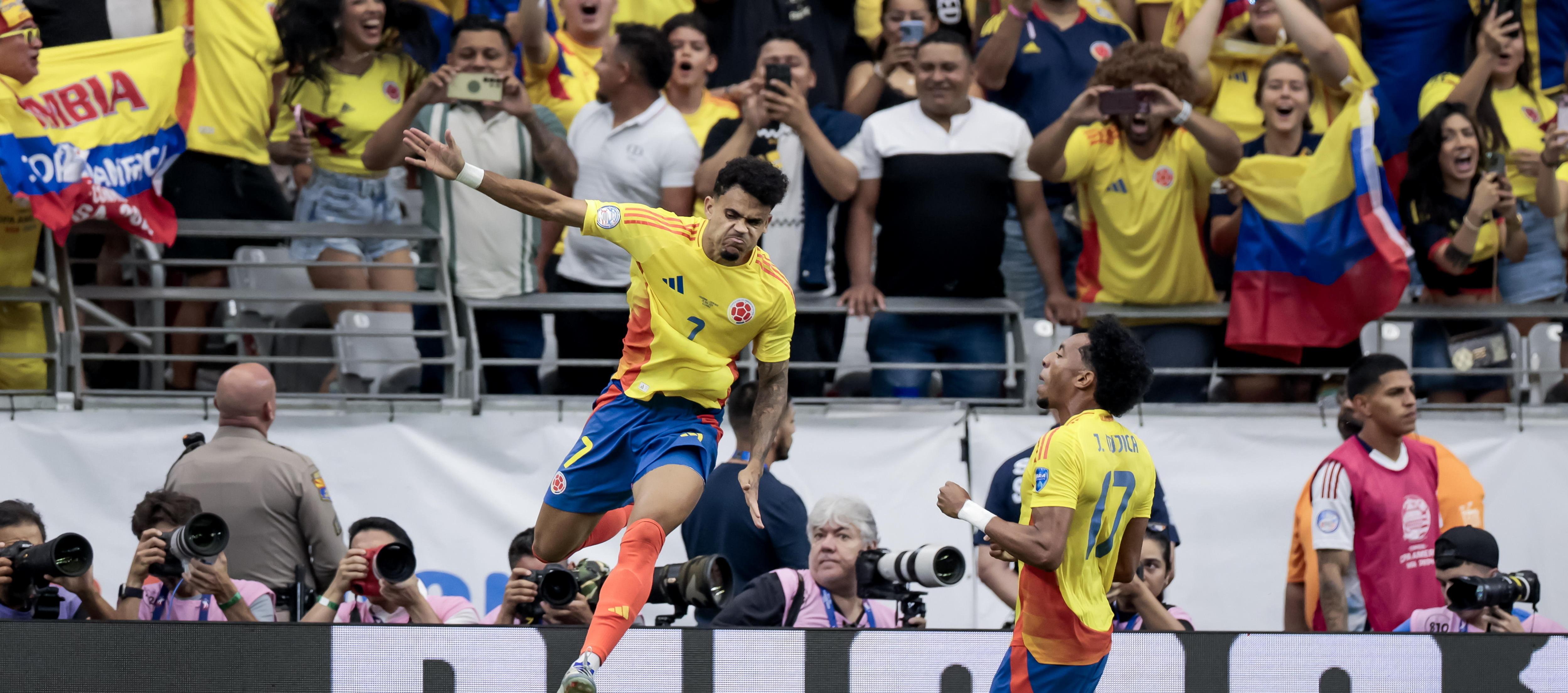 Luis Díaz celebra tras marcar, de pena máxima, el primero de Colombia.