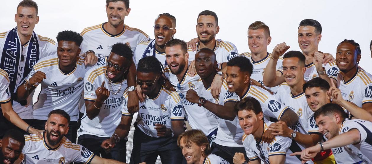 Los jugadores del Real Madrid on el trofeo de la Liga de Campeones.