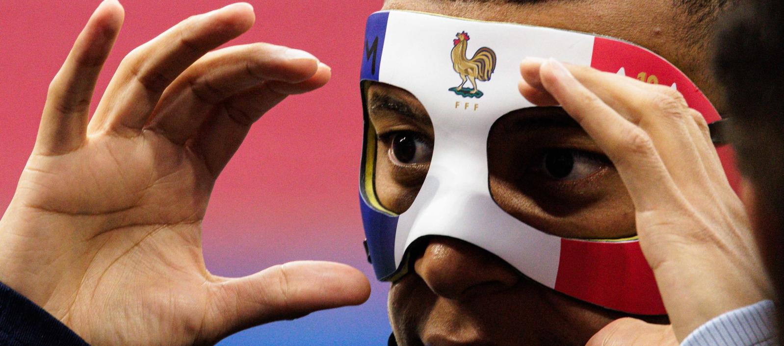 Mbappé con la máscara con los colores de la bandera de Francia.