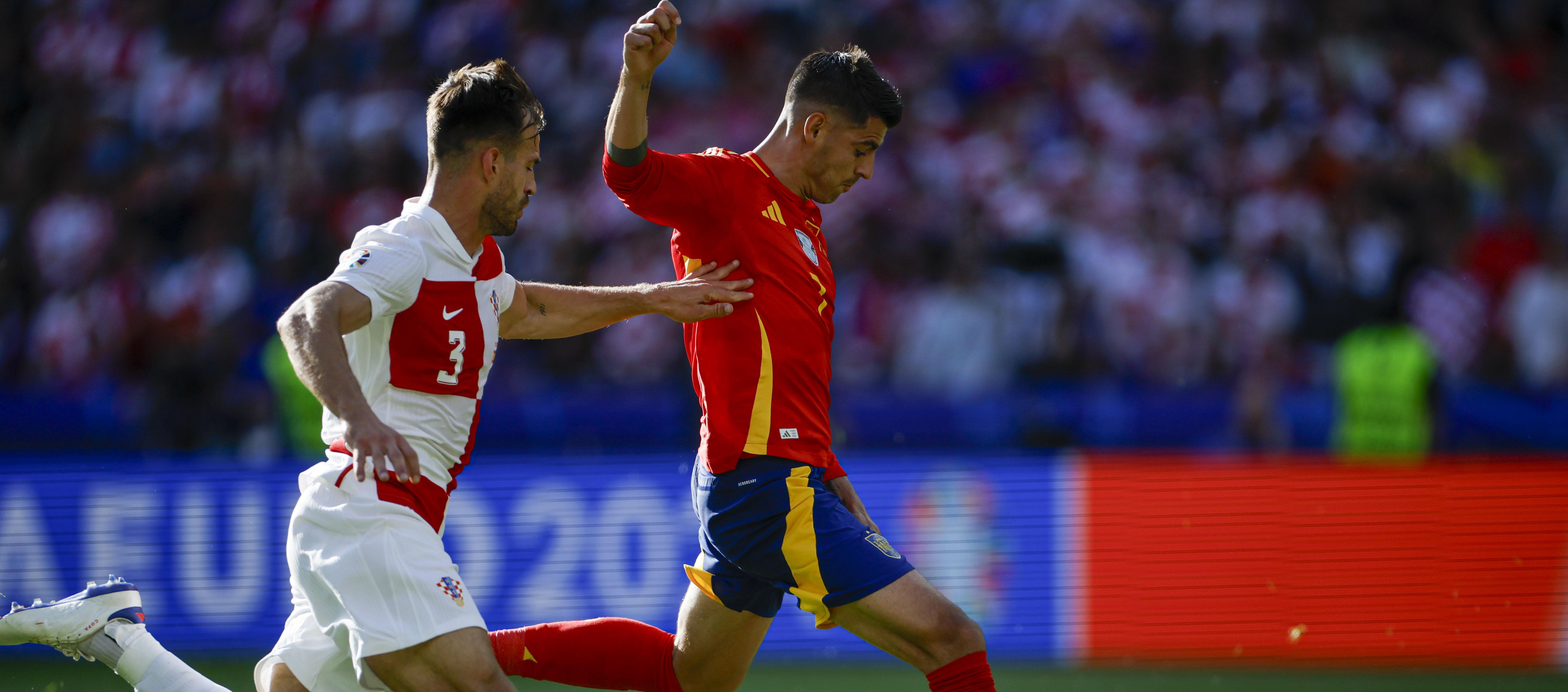 Álvaro Morata se alista para rematar y marcar de zurda el primer gol de España. 