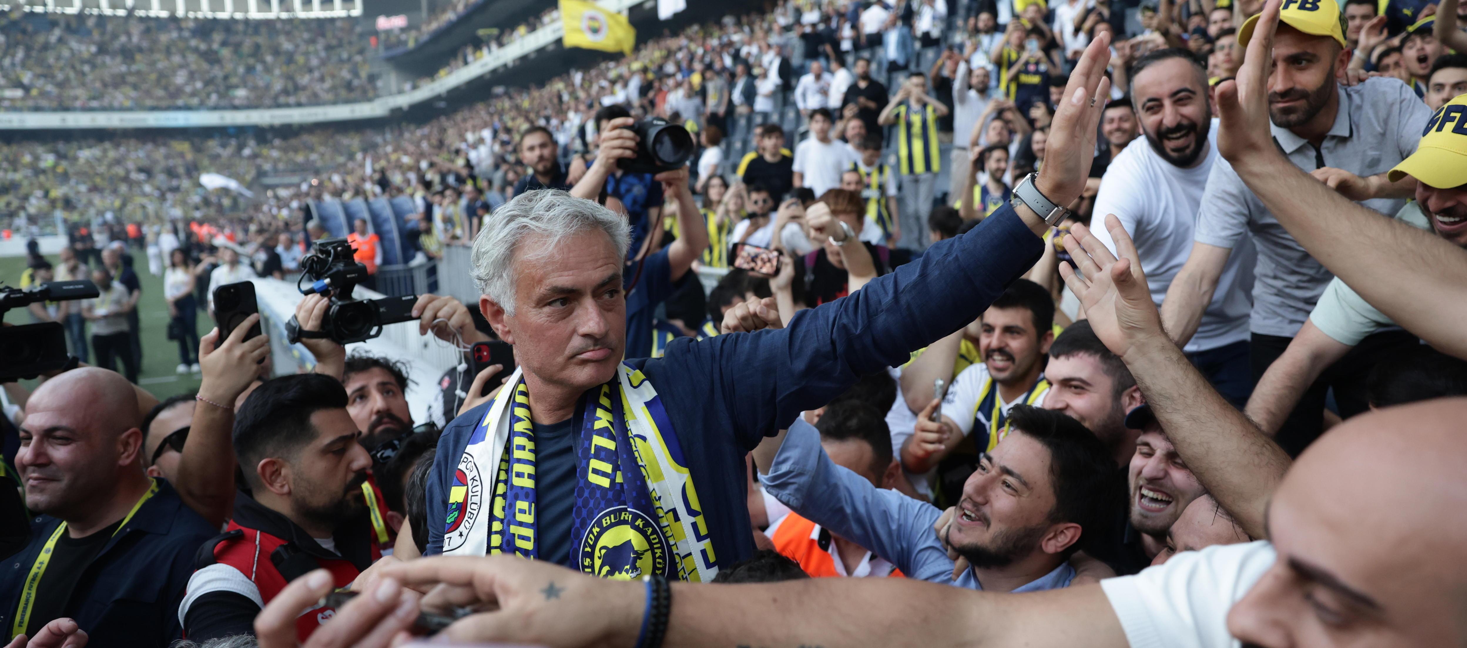 José Mourinho recibió la ovación de los seguidores del Fenerbahçe. 
