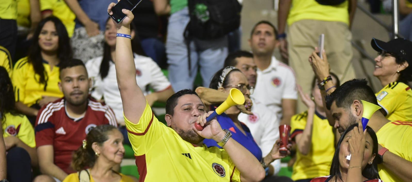 Aficionados celebrando el gol de Colombia. 