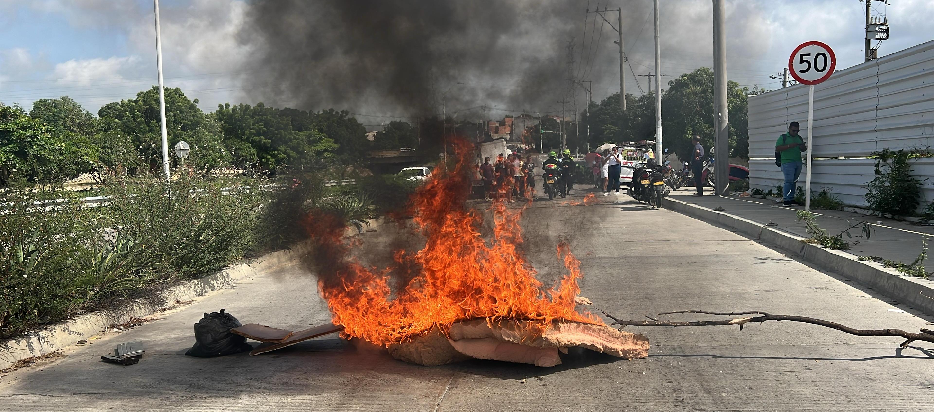 La comunidad quema llantas en le Avenida El Platanal. 