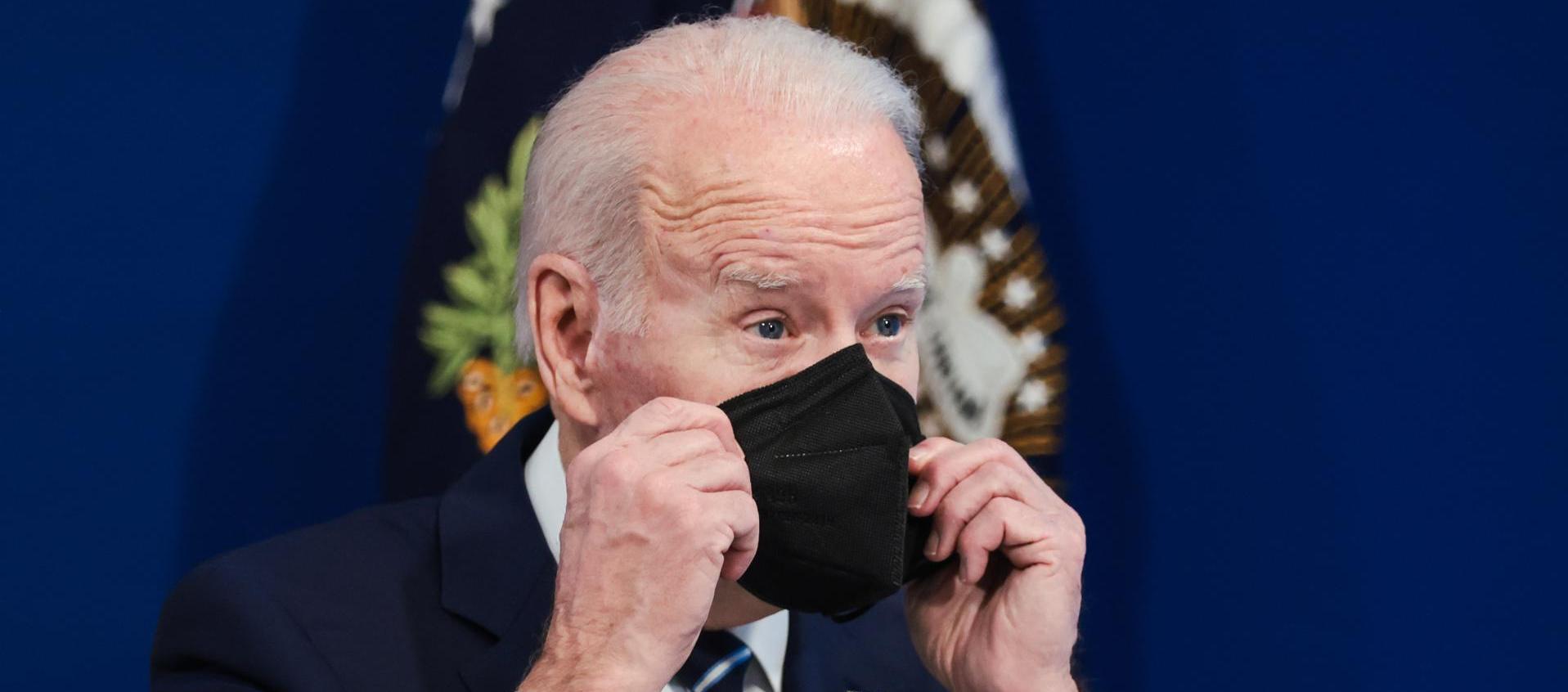 Biden usando la mascarilla.