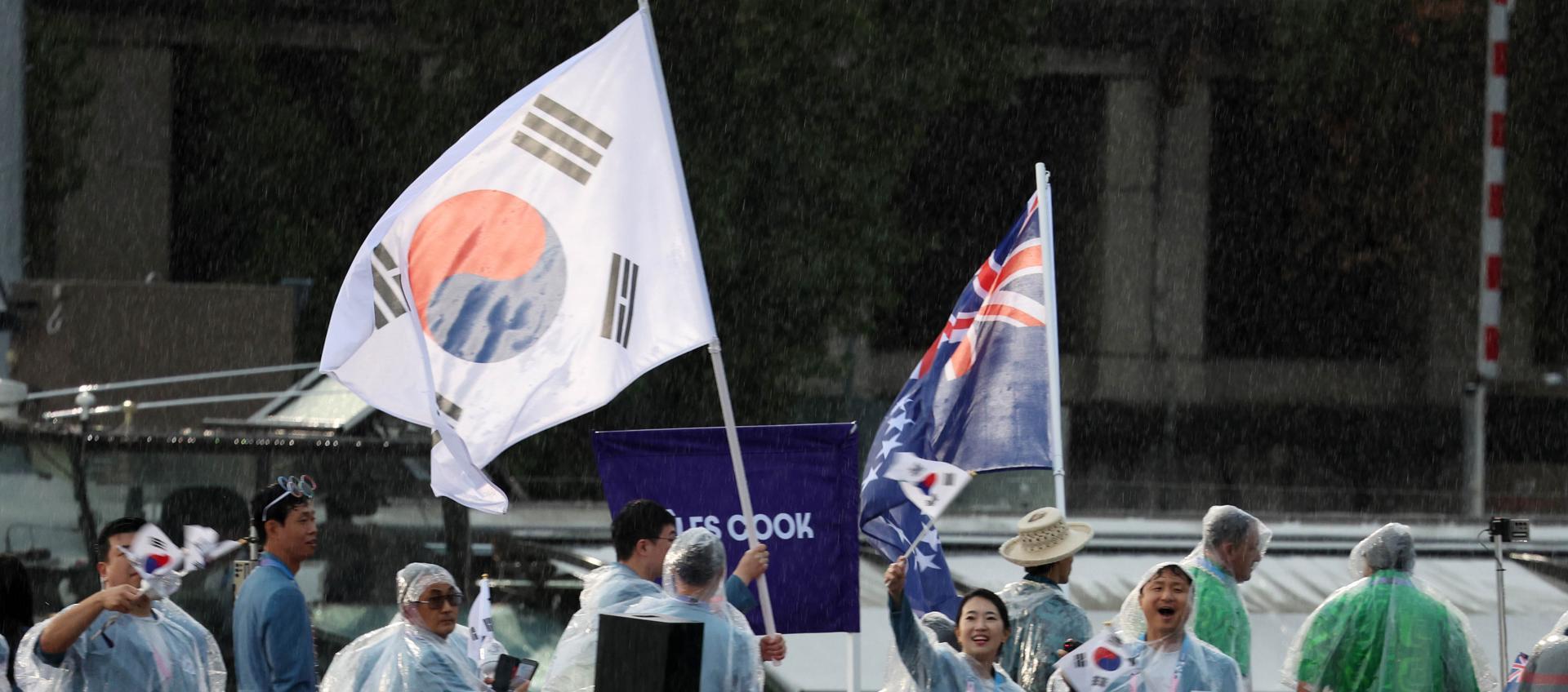 Bandera surcoreana en la inauguración olímpica.