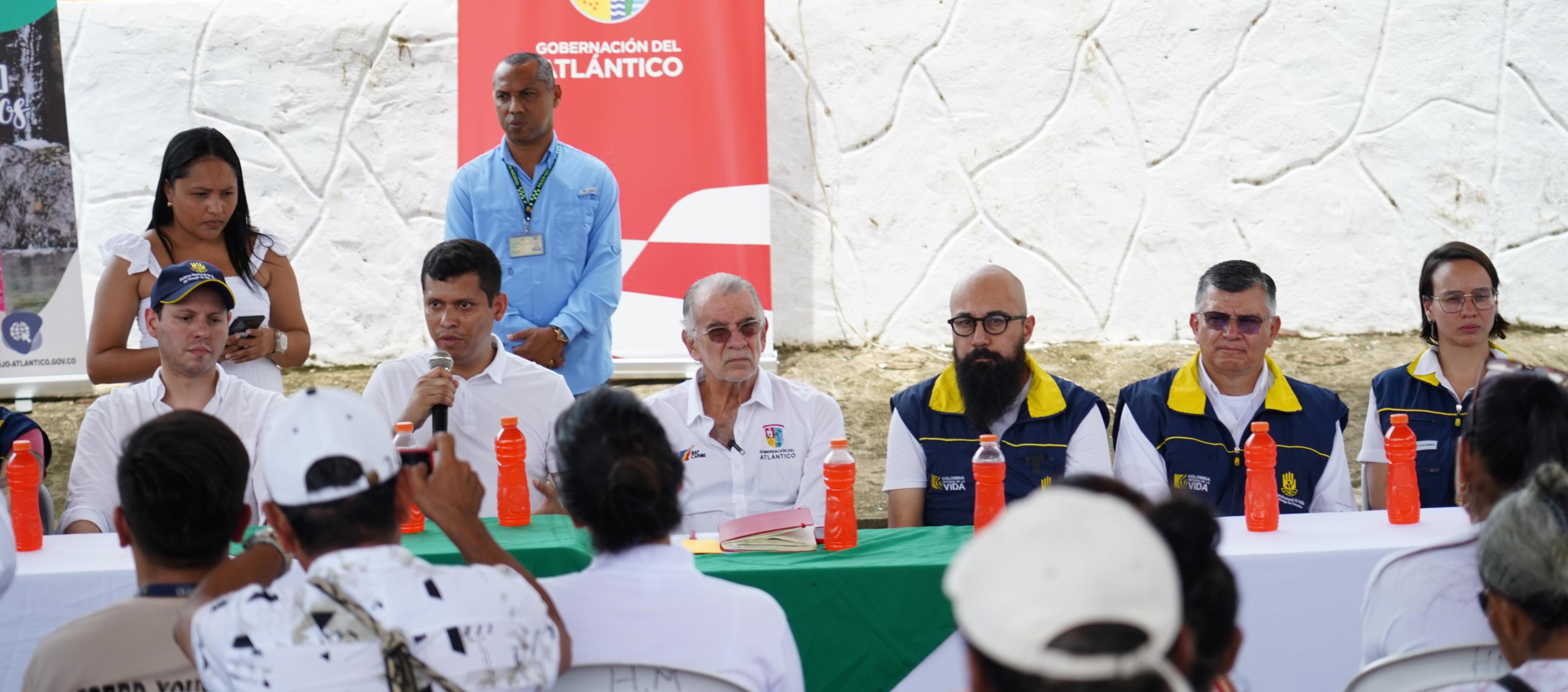 El director de la UNGRD, Carlos Carrillo, y el gobernador, Eduardo Verano, en Piojó. 