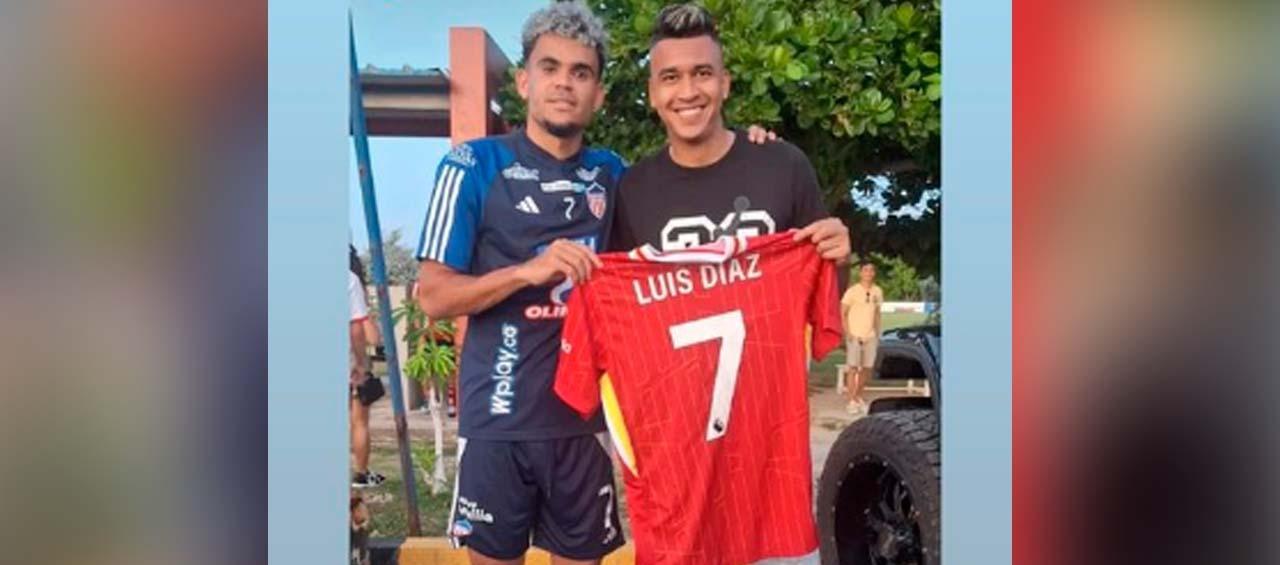 Luis Díaz le obsequió a Víctor Cantillo una camiseta del Liverpool. 