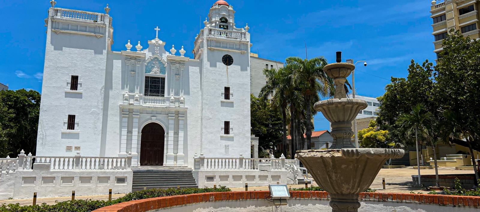 Fuente del Parque León que queda frente a la iglesia Inmaculada Concepción se encuentra llena de basuras. 