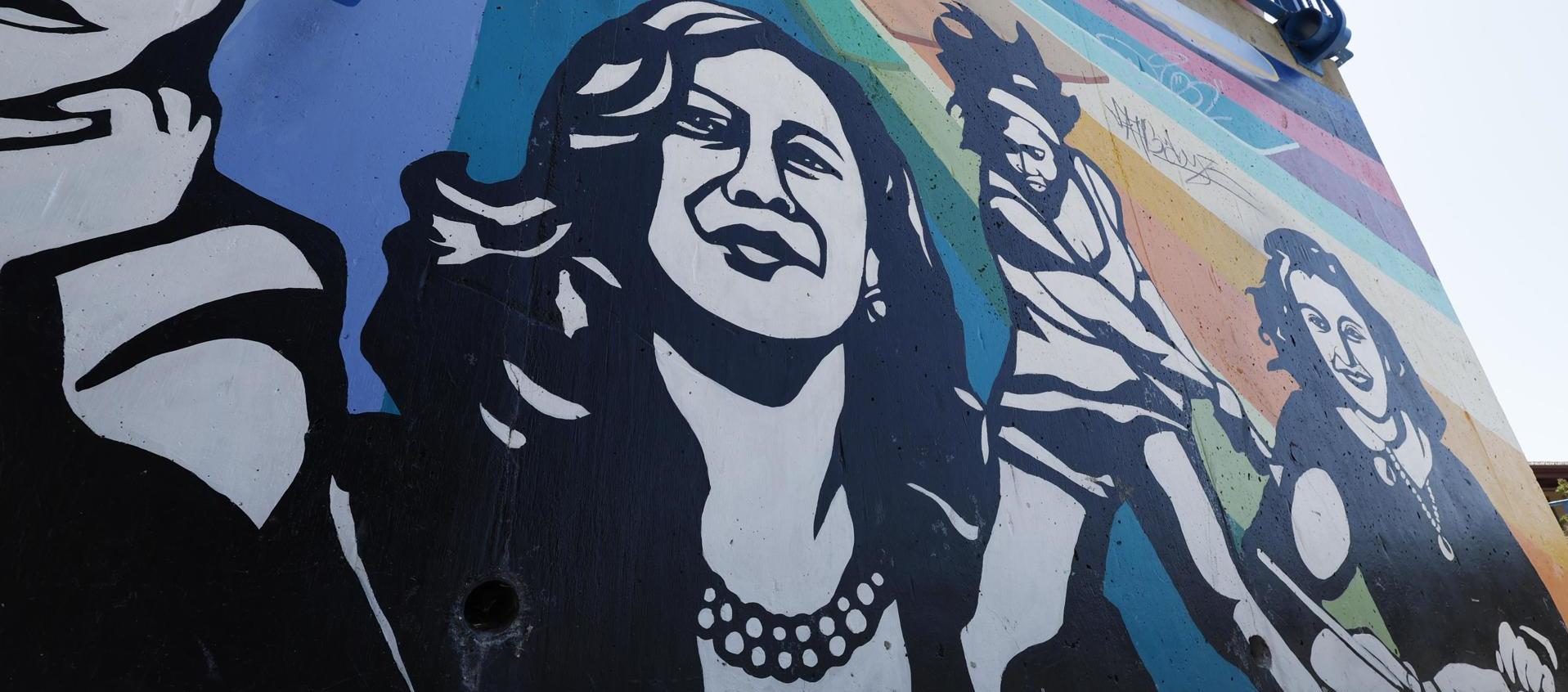 Un mural muestra a la vicepresidenta Kamala Harris en una pared de la escuela primaria Thousand Oaks. 