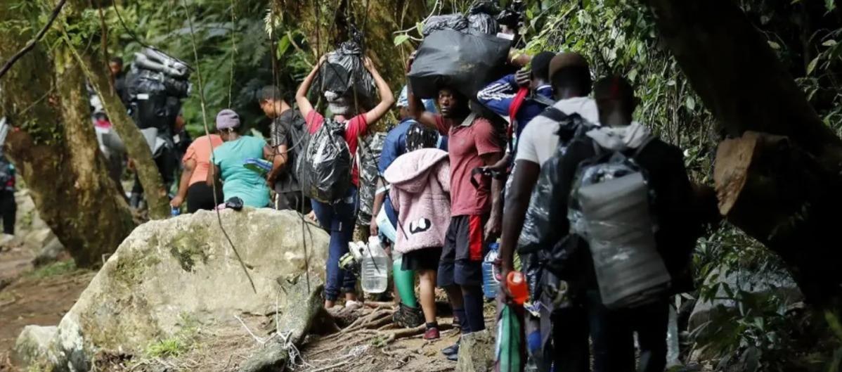 Migrantes pasando por la selva del Darién. 