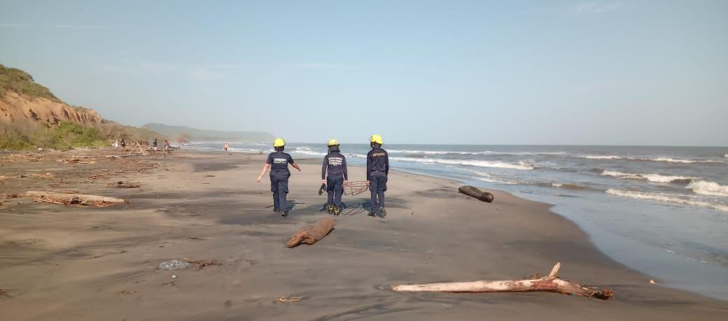 Bomberos de Puerto Colombia en las labores de rescate. 