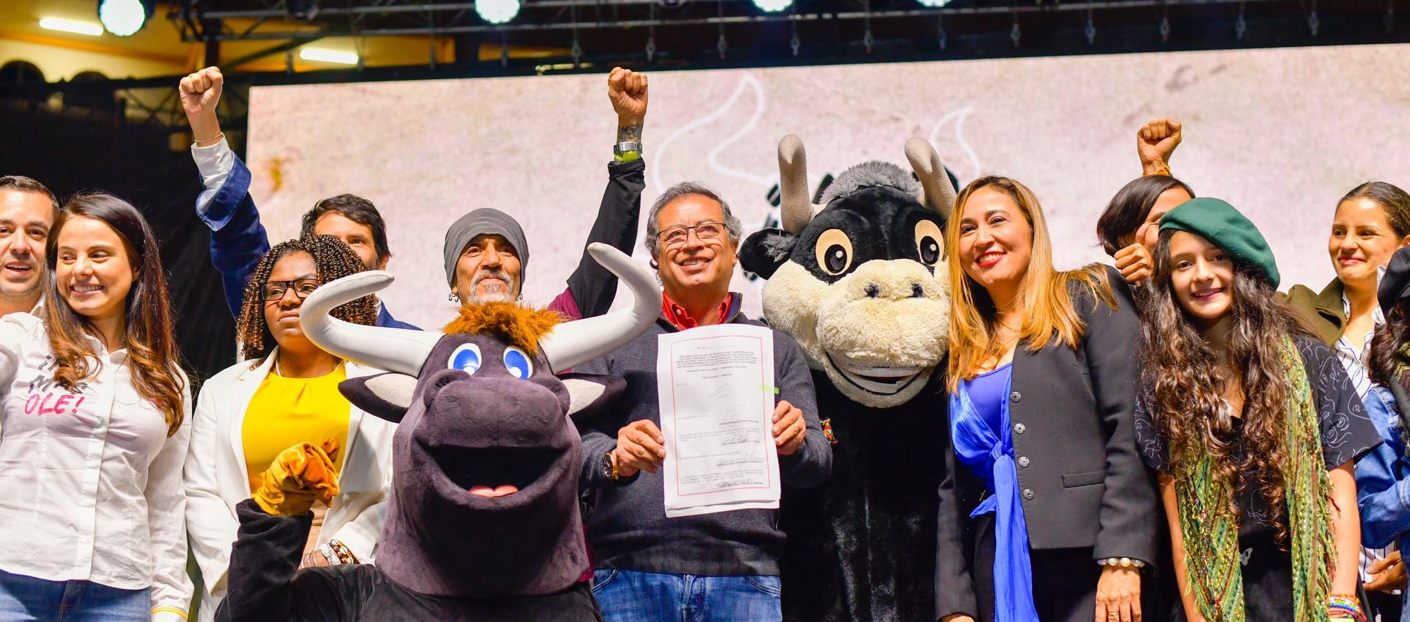 El presidente Gustavo Petro al sancionar la ley que prohíbe la corrida de toros en el país. 
