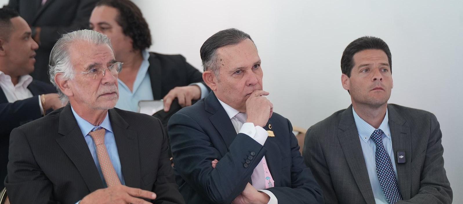 El gobernador Eduardo Verano, el presidente del Senado Efraín Cepeda y senador Mauricio Gómez.