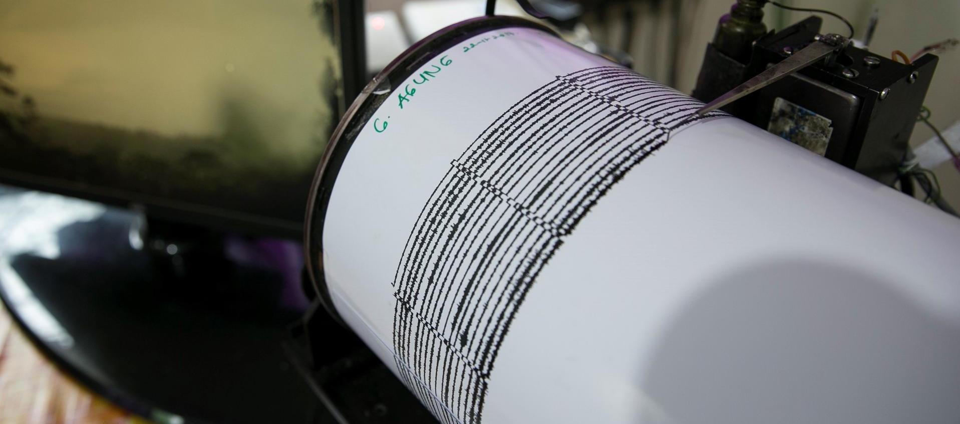 Un sismógrafo muestra actividad sísmica. 