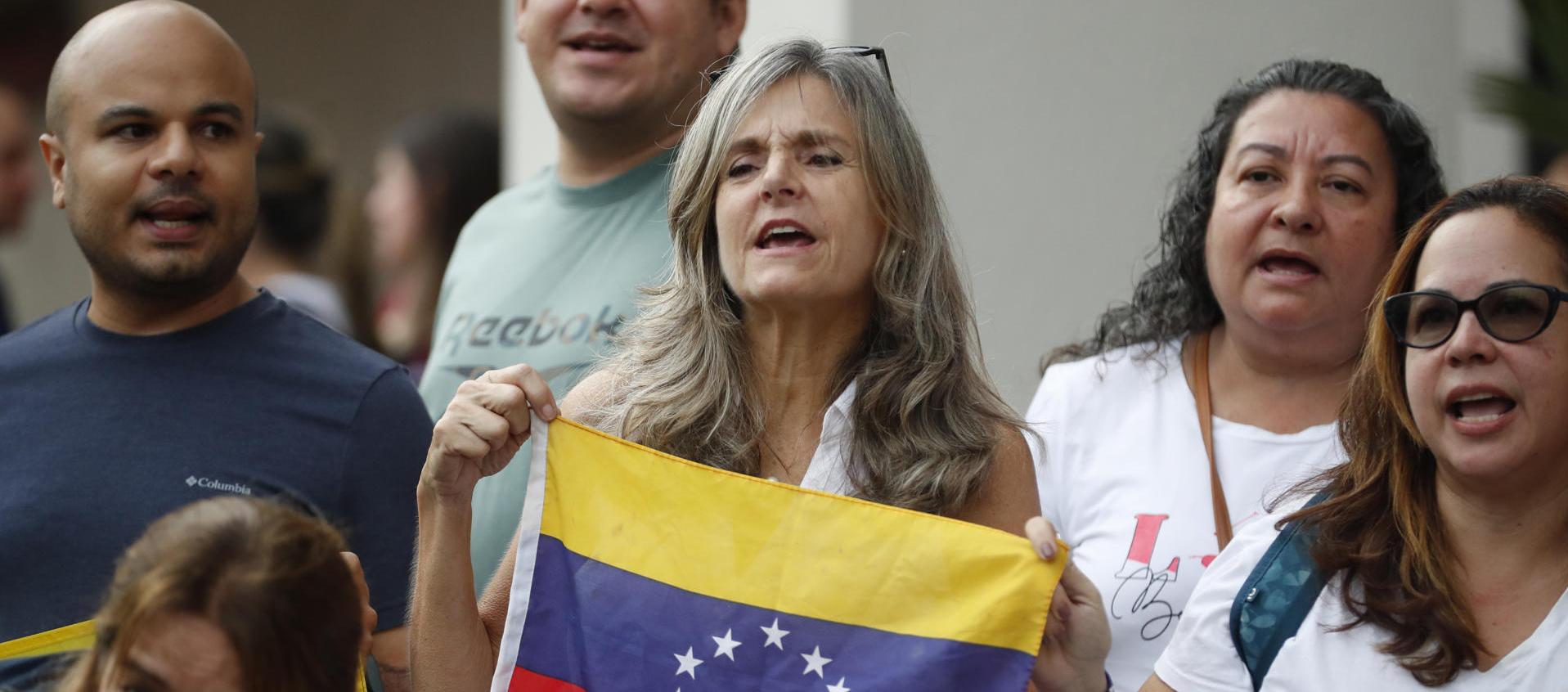 Venezolanos en el consulado de su país en ciudad de Panamá. 