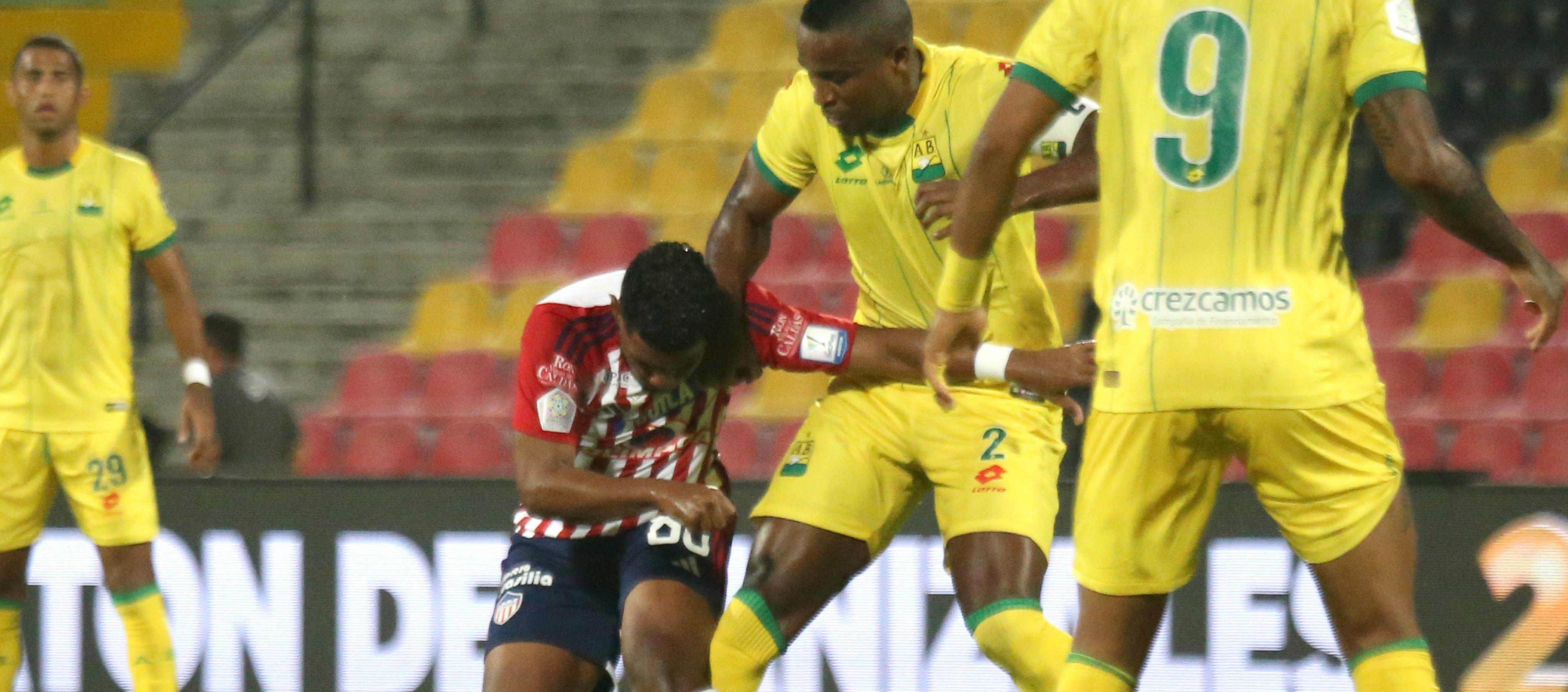 Roberto Hinojoza domina la pelota ante la marca de un jugador del Bucaramanga.