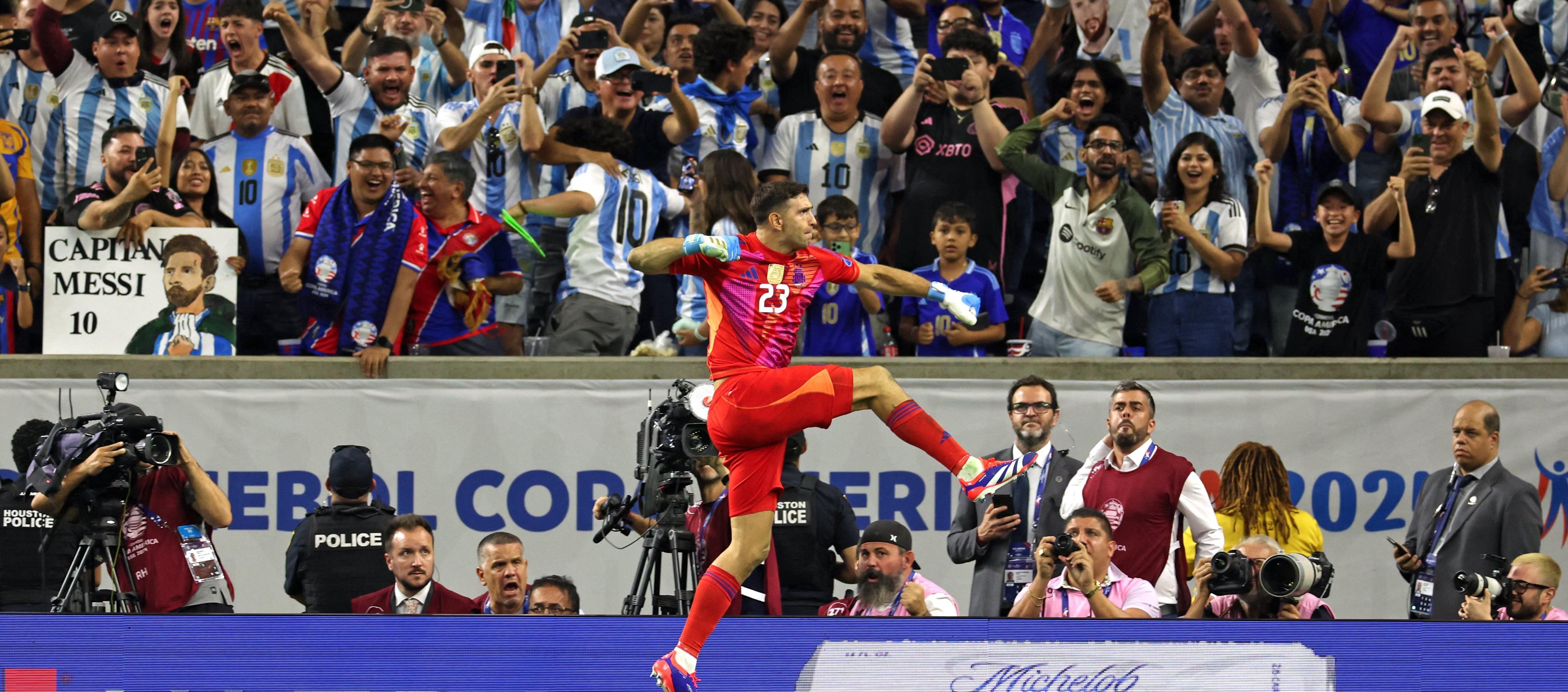 Emiliano 'Dibu' Martínez celebra tras conseguir el paso a las semifinales con Argentina. 