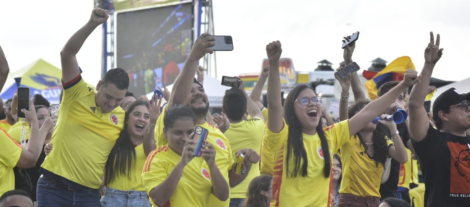 Aficionados de la Selección Colombia celebrando en el Fan Zone en el partido contra Costa Rica. 