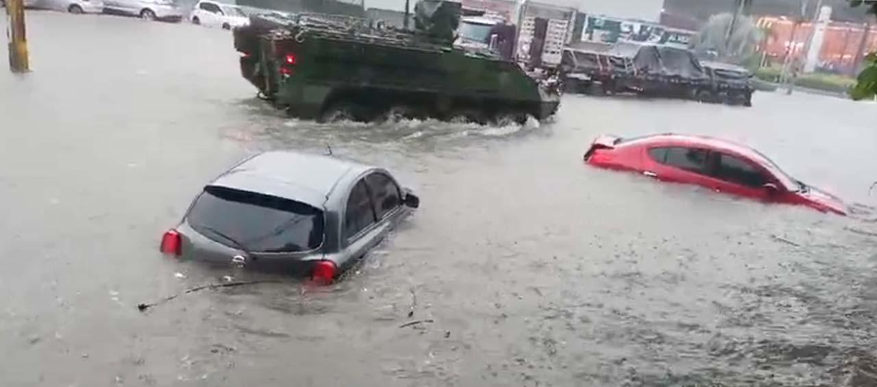 Vehículos afectados por la inundación. 