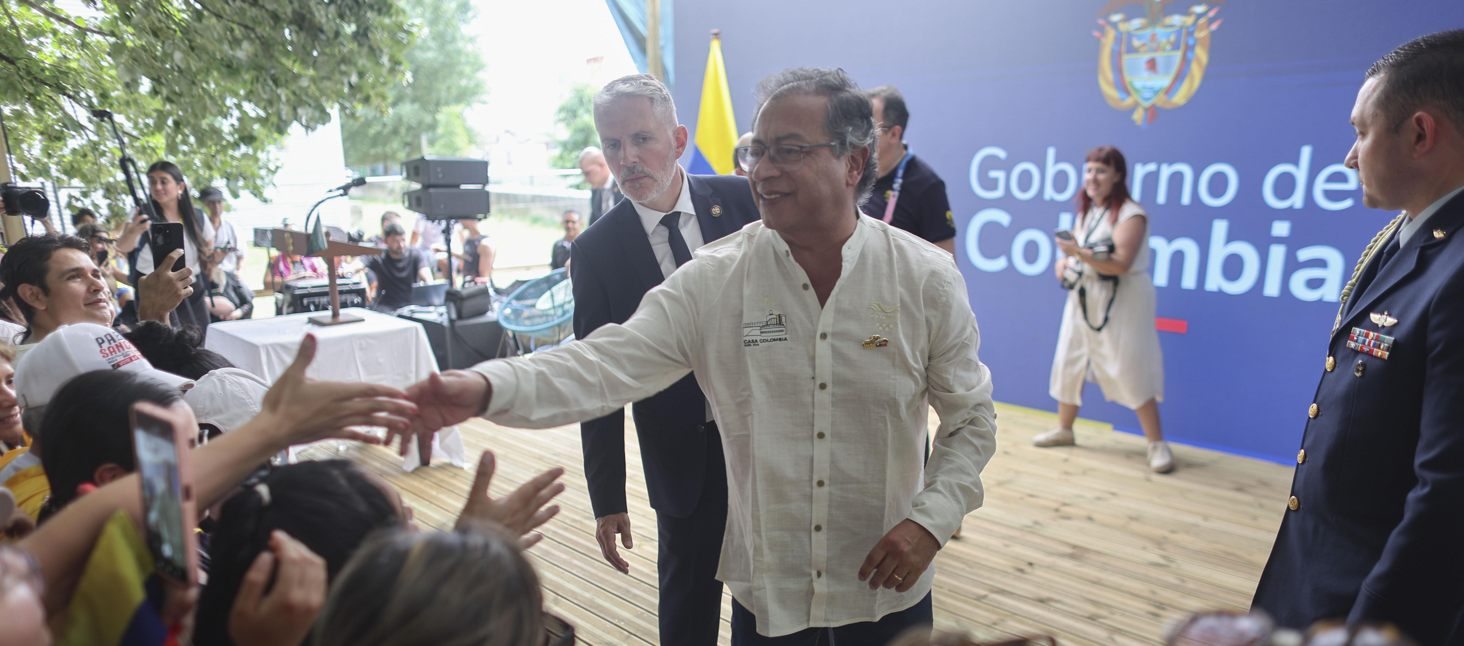 El presidente Gustavo Petro saluda a varios aficionados colombianos.