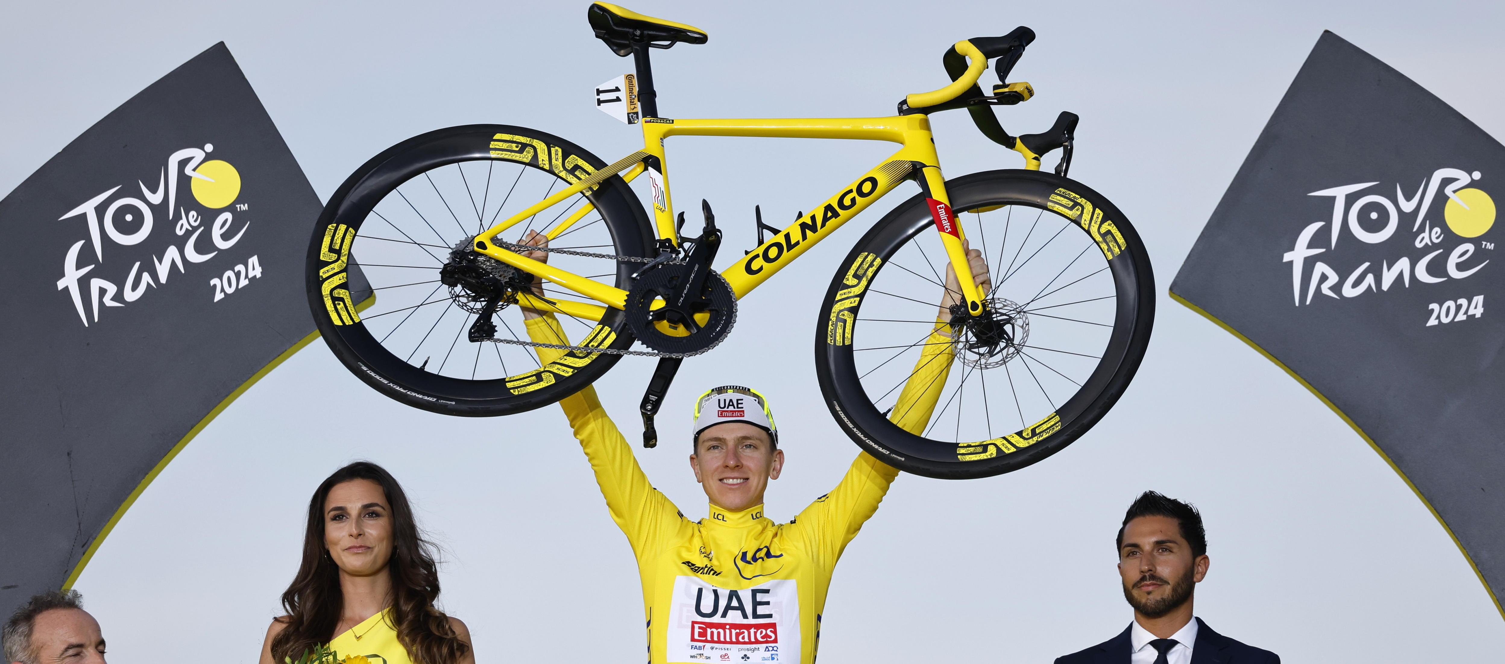 Tadej Pogacar festejó su triunfo en el Tour levantando su bicicleta. 