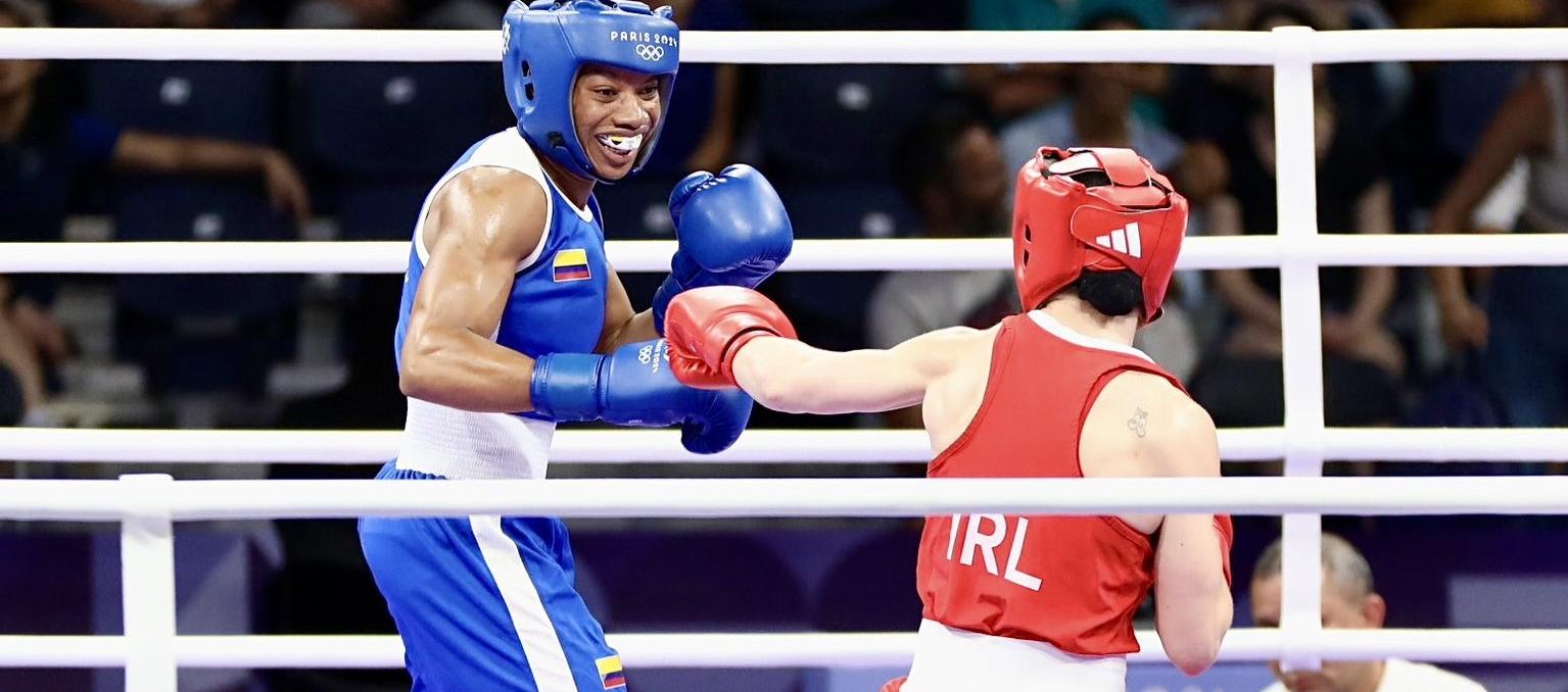 Angie Valdés (izquierda) durante su combate contra la irlandesa Kellie Harrington.