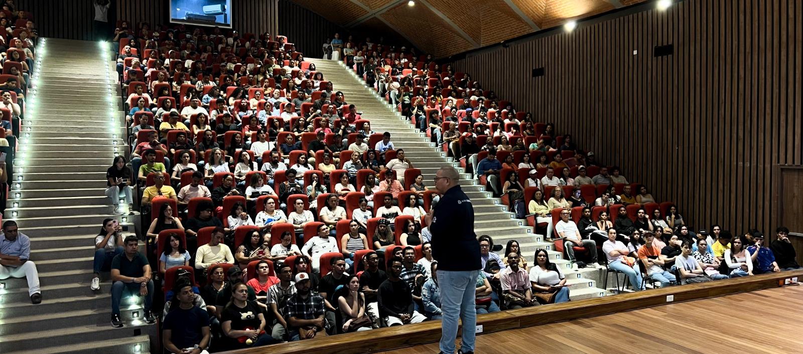 El secretario de Cultura, Juan Carlos Ospino Acuña, en la inducción de los estudiantes.