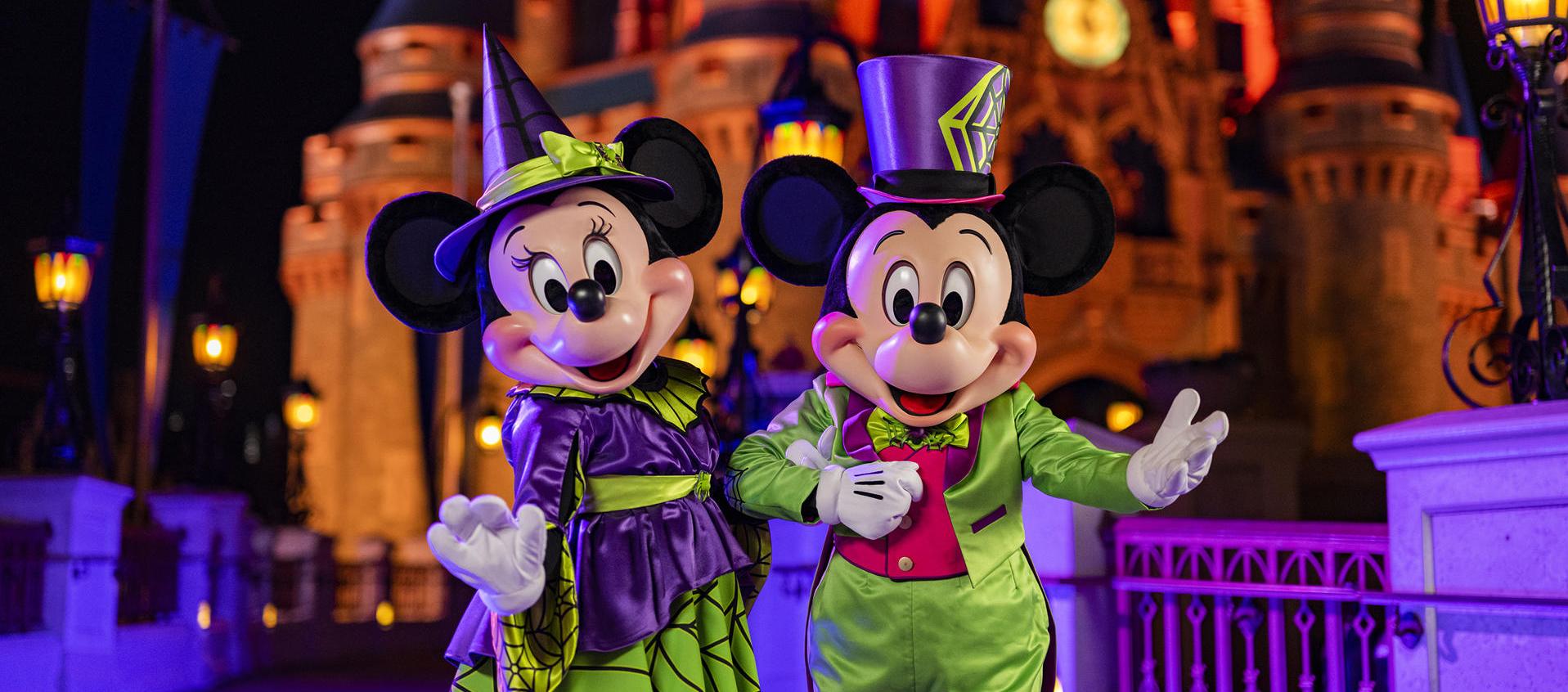 Mickey y Minnie Mouse vestidos de Halloween en el parque Magic Kingdom.