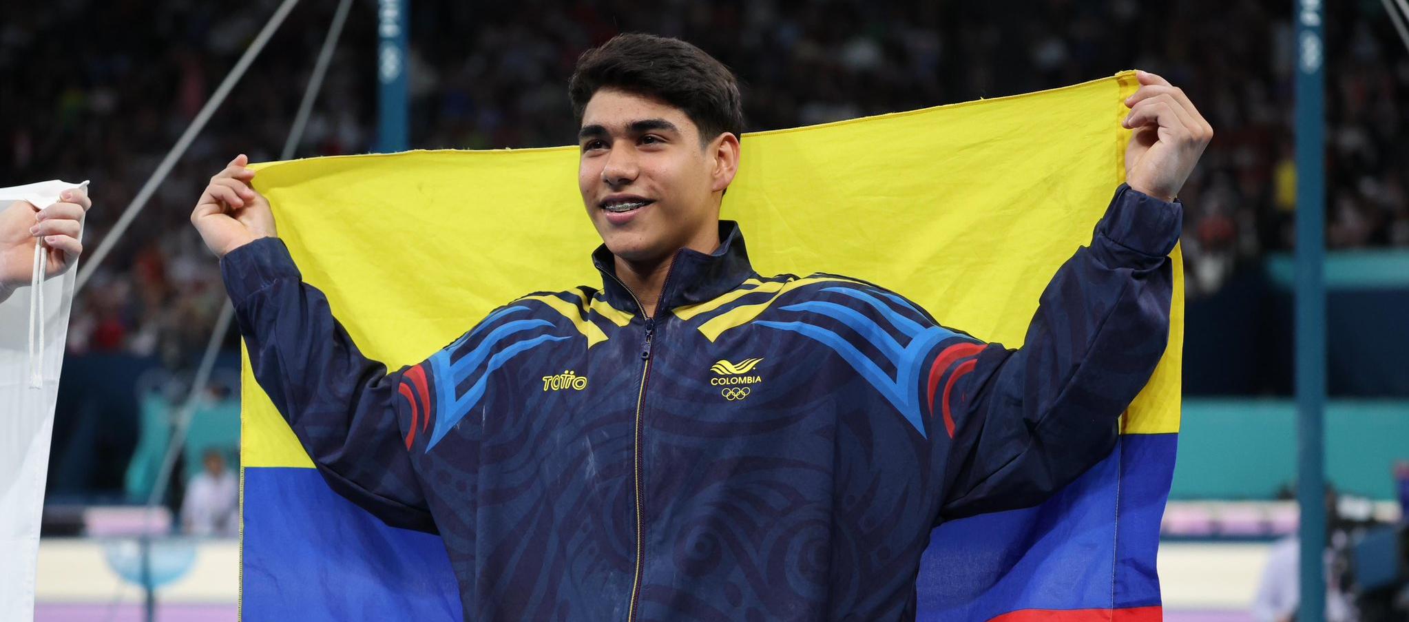 Ángel Barajas con la bandera colombiana.