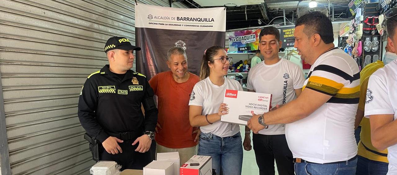 Entrega de cámaras de seguridad.