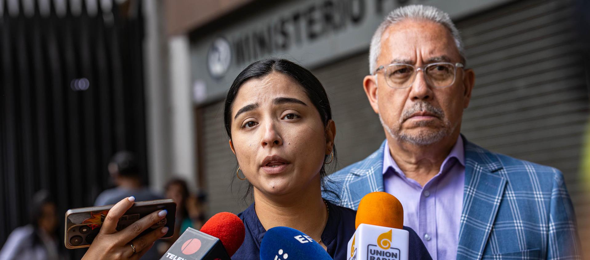 Aurora Silva, esposa de Freddy Superlano, en diálogo con los medios.